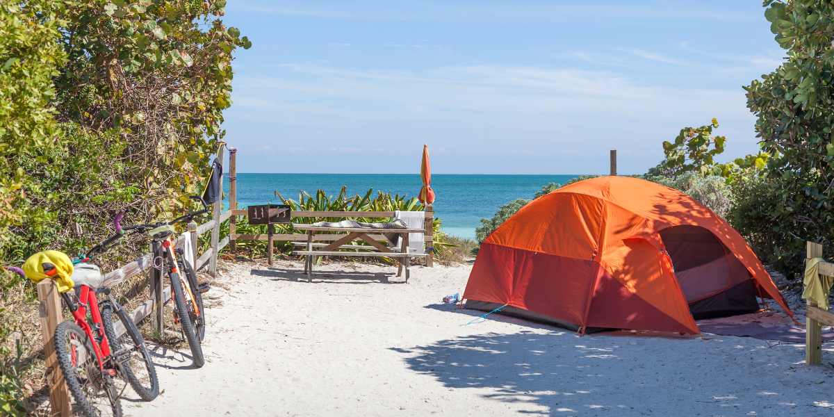 Como Montar um Acampamento Sustentável na Praia
